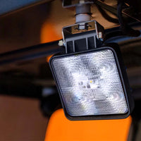 Utility vehicle equipped with high-brightness LED lamps